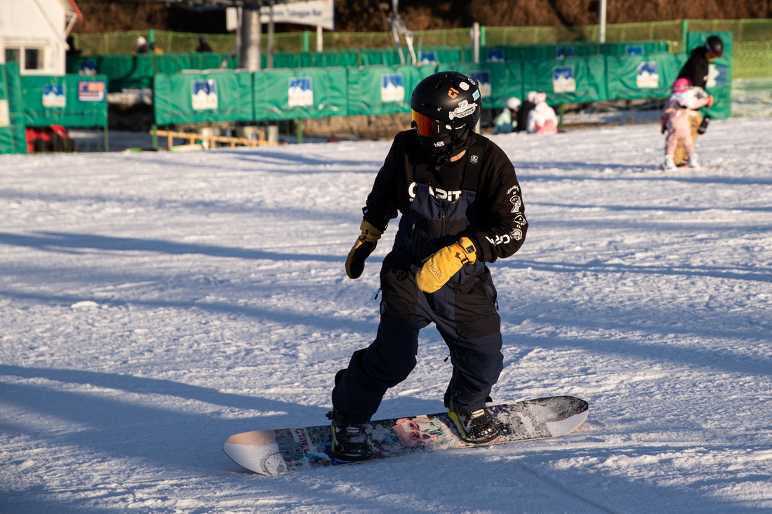 12月12日，滑雪爱好者在南山滑雪场滑雪。新华社记者 张晨霖 摄