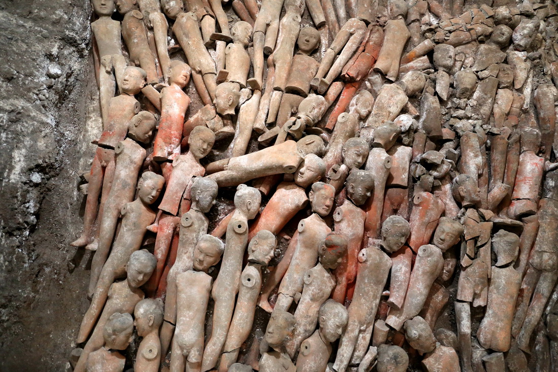江村大墓外藏坑出土的着衣陶俑（10月8日摄）。新华社发