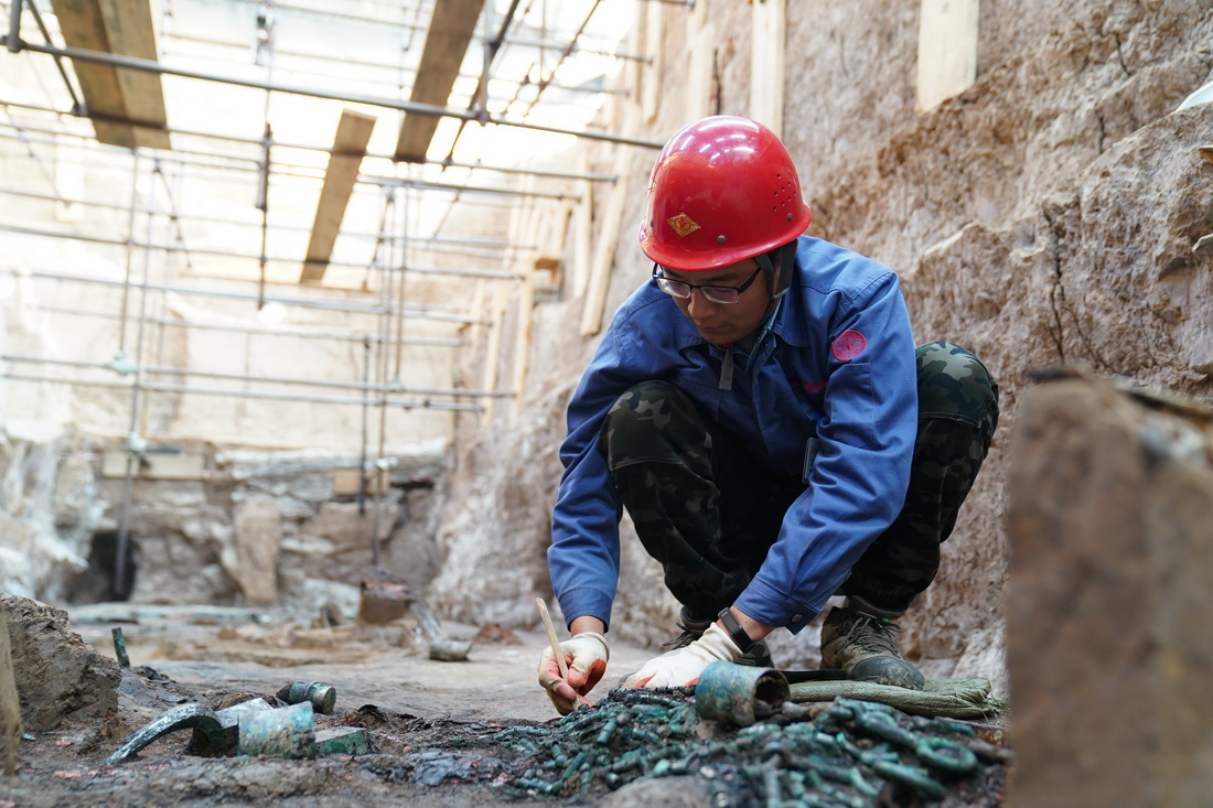 考古人员在薄太后南陵外藏坑进行发掘工作（2018年7月17日摄）。新华社发