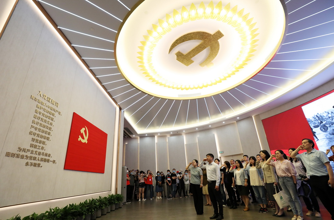 党员在全新开馆的上海中共一大纪念馆里重温入党誓词（6月3日摄）。新华社记者 刘颖 摄