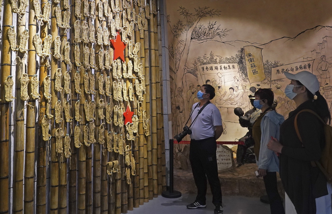 在江西省于都县中央红军长征出发纪念馆，游客参观草鞋组成的“草鞋墙”（4月30日摄）。新华社记者 万象 摄