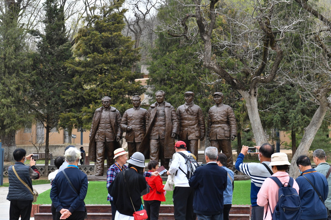 参观者在陕西延安枣园革命旧址参观（3月30日摄）。新华社记者 张博文 摄