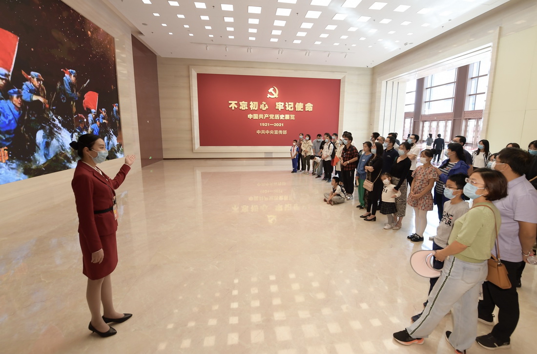 观众在中国共产党历史展览馆展厅听工作人员讲解（10月1日摄）。新华社记者 李贺 摄