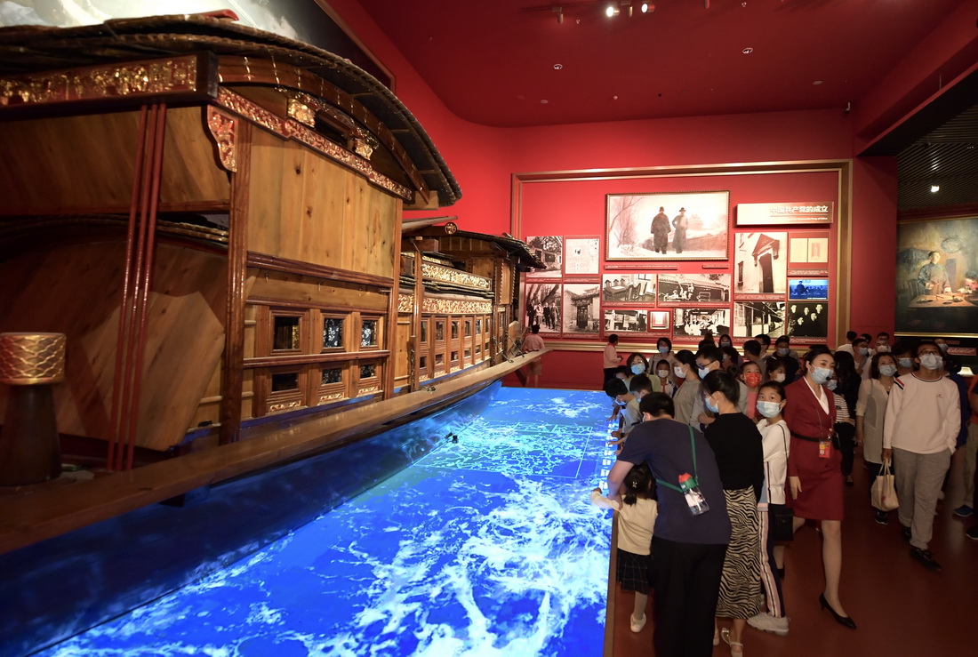 观众在中国共产党历史展览馆参观（10月1日摄）。新华社记者 李贺 摄