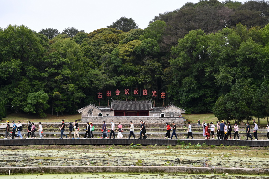 人们在古田会议会址景区参观学习（5月8日摄）。新华社记者 姜克红 摄