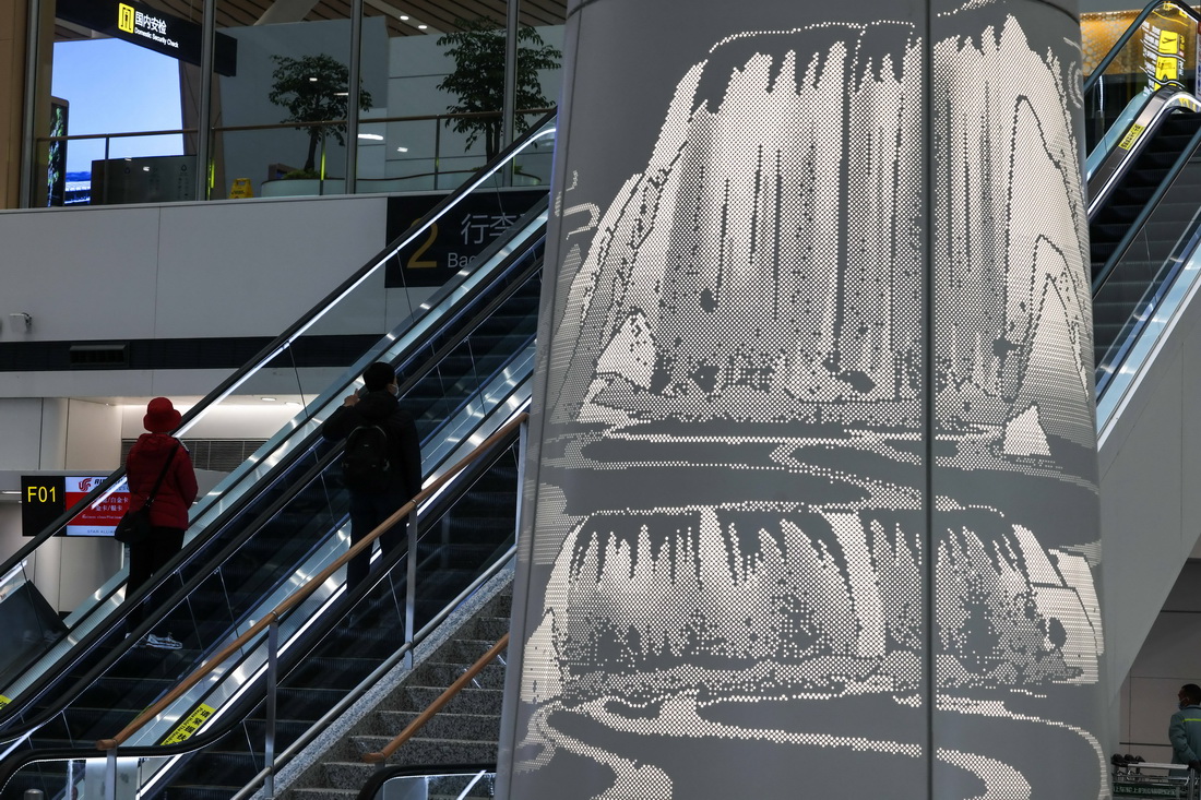 12月14日，旅客在貴陽龍洞堡國際機場3號航站樓內乘坐電梯。
