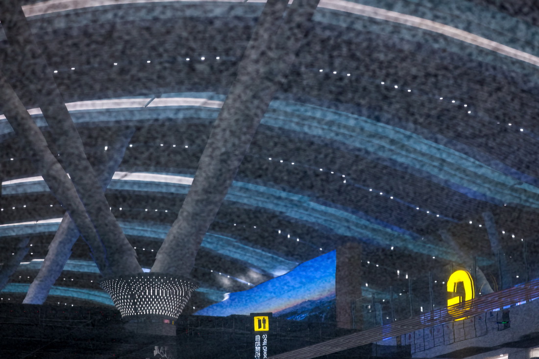 12月14日拍攝的貴陽龍洞堡國際機場3號航站樓一景（圖片旋轉180度）。