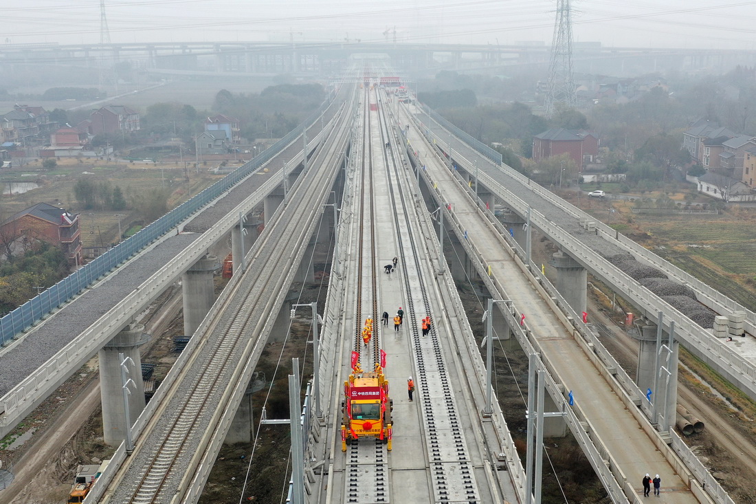 12月16日，施工人员在湖杭铁路上进行铺轨作业（无人机照片）。