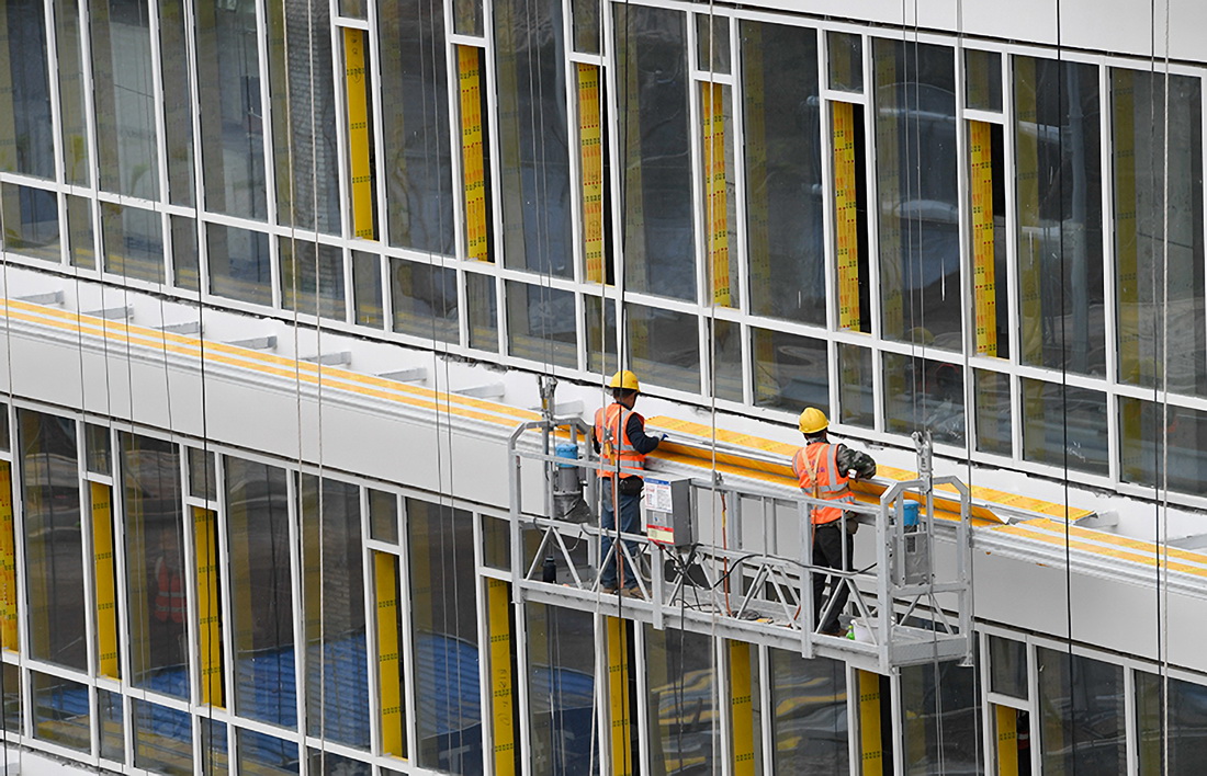 12月18日，工人在海口金融中心项目工地施工。