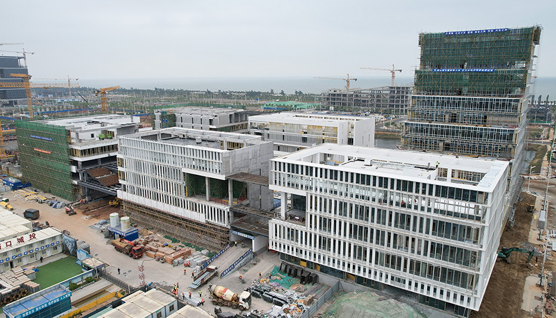 12月18日拍摄的海口金融中心项目现场（无人机照片）。
