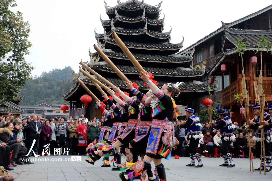 2021年12月18日，侗族同胞在湖南省怀化市通道侗族自治县坪坦乡皇都侗文化村景区吹奏芦笙。