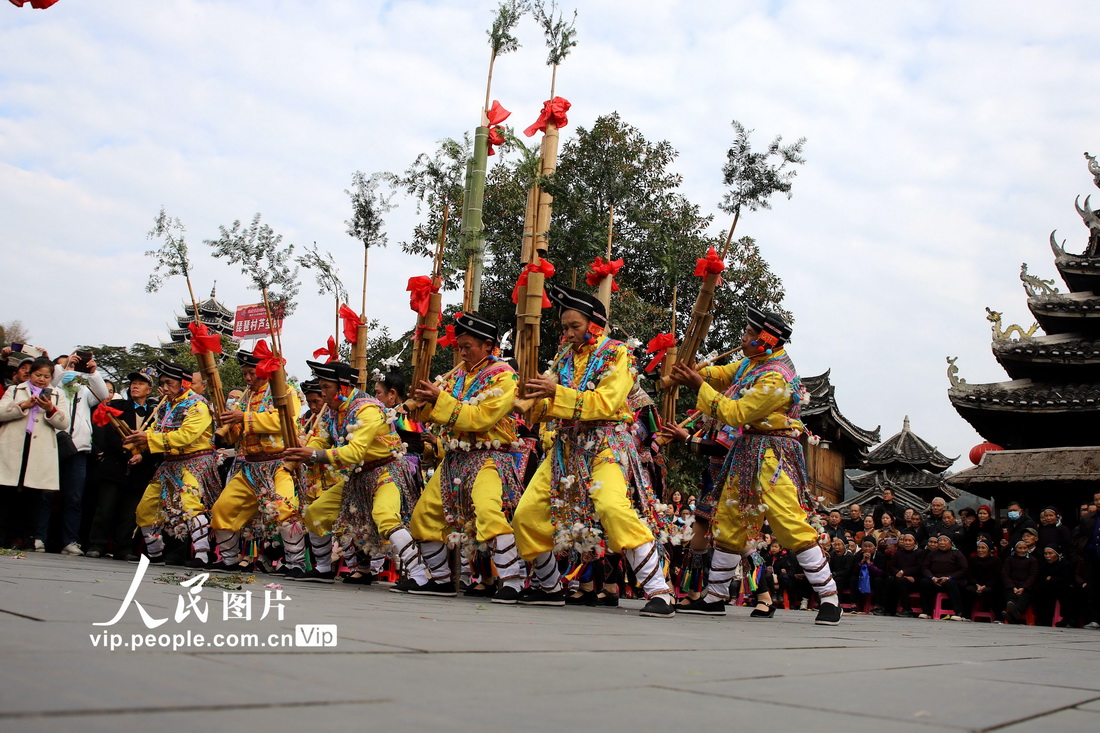 2021年12月18日，侗族同胞在湖南省懷化市通道侗族自治縣坪坦鄉皇都侗文化村景區吹奏蘆笙。
