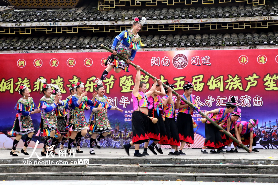 2021年12月18日，侗族同胞在湖南省懷化市通道侗族自治縣坪坦鄉皇都侗文化村景區表演節目。