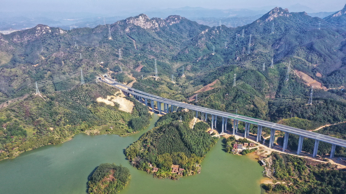 位于清远市清城区的广连高速乌石特大桥，横跨飞来峡水库淹没区（无人机照片，12月19日摄）。