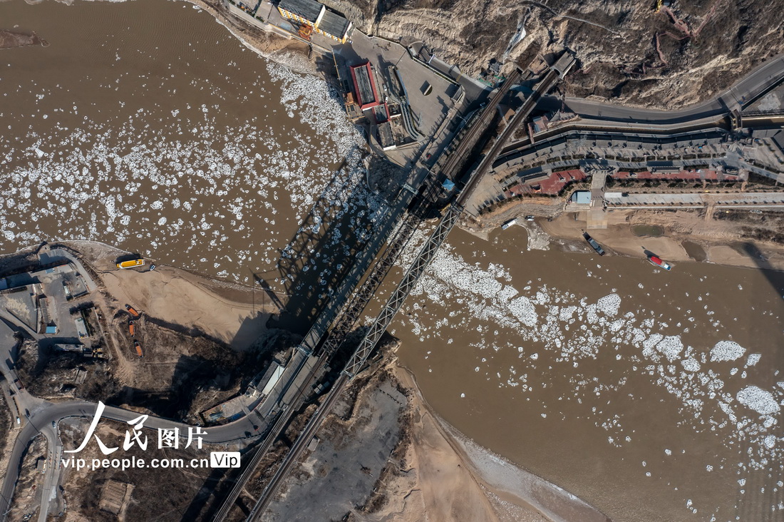 2021年12月19日，在山西省河津市禹門口拍攝的黃河山西河津段流凌。