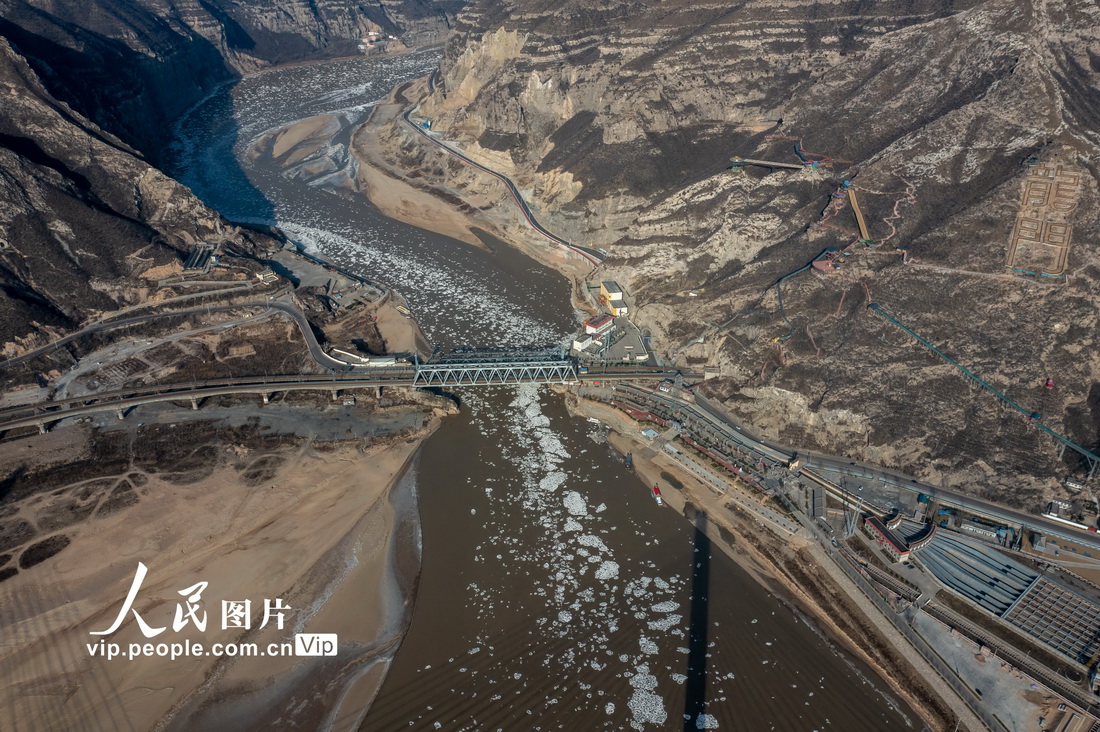 2021年12月19日，在山西省河津市禹門口拍攝的黃河山西河津段流凌。