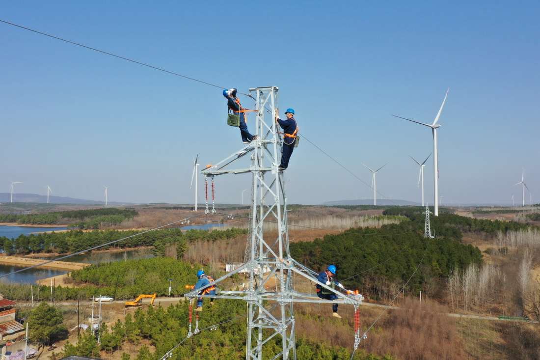 12月17日，國網安徽滁州供電公司工作人員在張浦郢風力發電場進行並網發電前的輸電線路驗收（無人機照片）。新華社記者 黃博涵 攝