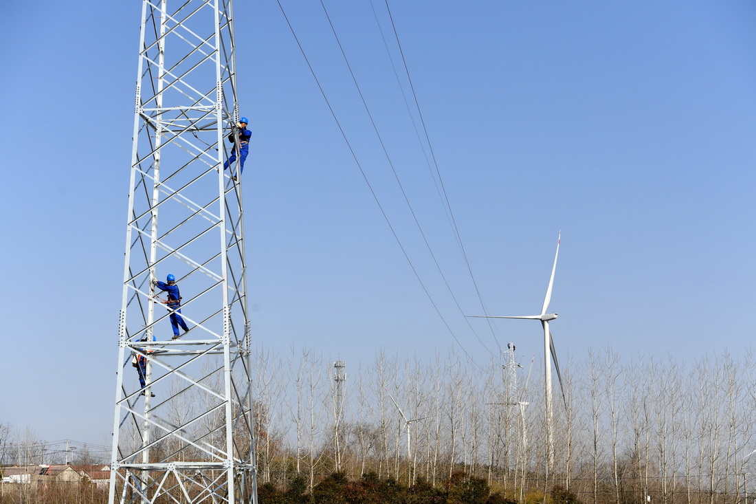 12月17日，國網安徽滁州供電公司工作人員在張浦郢風力發電場進行並網發電前的輸電線路驗收。新華社記者 劉軍喜 攝