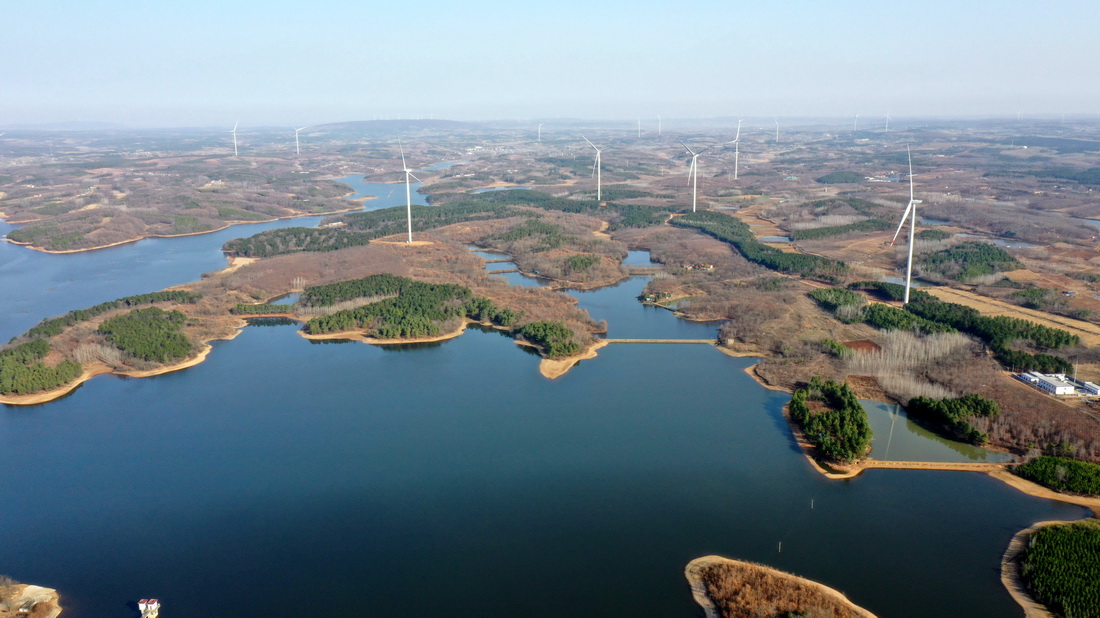 這是12月17日拍攝的張浦郢風力發電場（無人機照片）。新華社記者 劉軍喜 攝