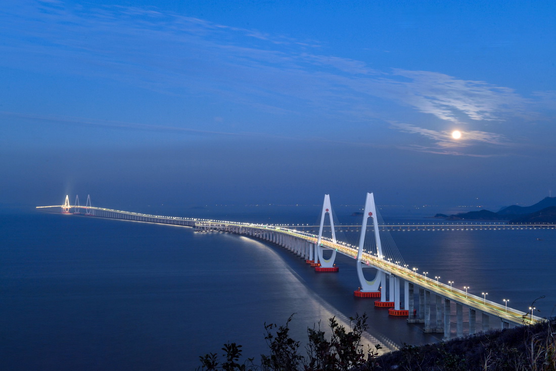 12月19日在浙江舟山拍摄的舟岱大桥上空的满月。新华社发（沈磊 摄）