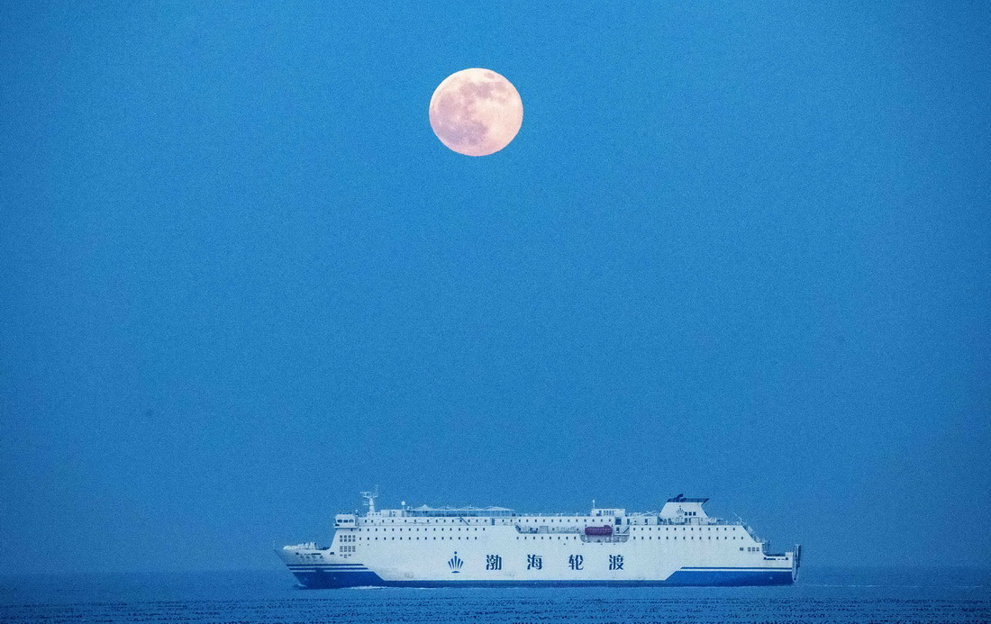 12月19日在山东省烟台市蓬莱区海滨拍摄的满月。新华社发（于良意 摄）