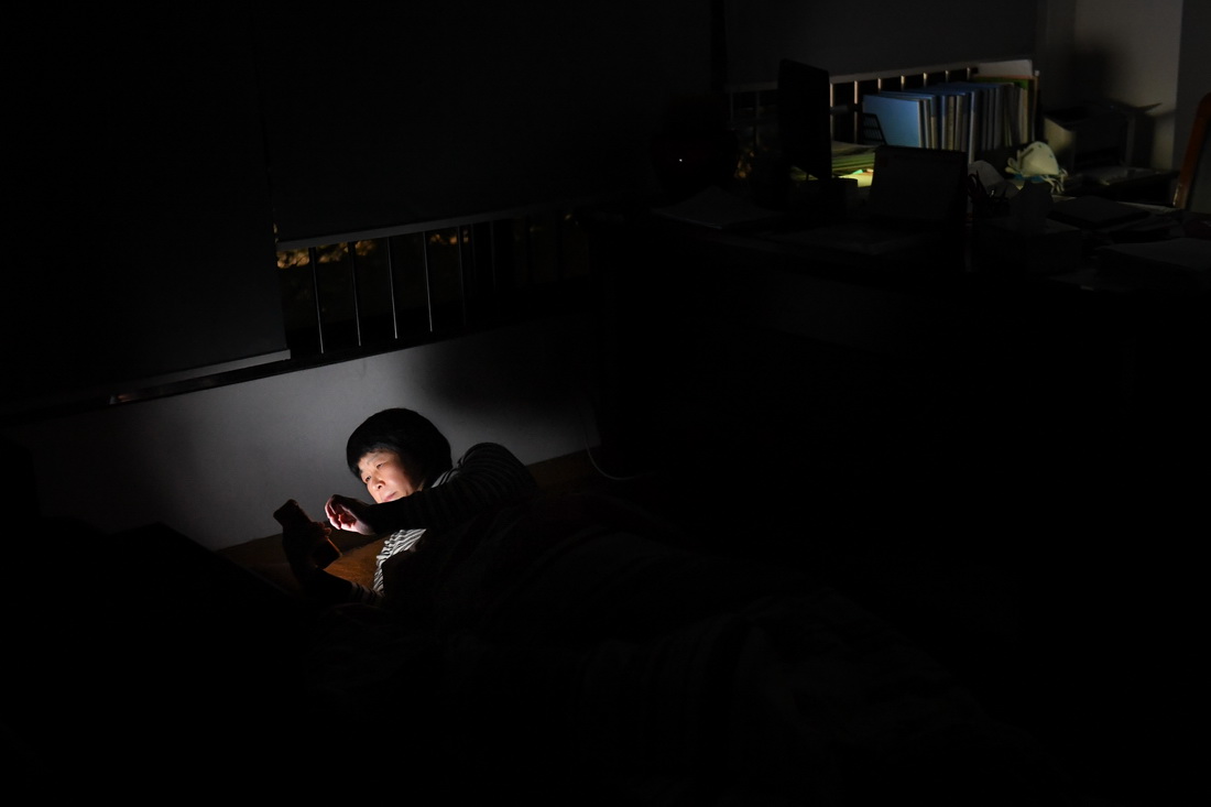 晚上十一點多，宋惠清在辦公室地上鋪開被褥准備休息，睡前她會把所有白天來不及看的信息都閱讀、回復一遍（12月18日攝）。