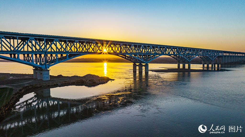 12月21日，鄭（州）濟（南）鐵路鄭州黃河特大橋主橋靜載實驗已進入尾聲。