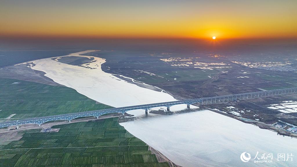 12月21日，郑（州）济（南）铁路郑州黄河特大桥主桥静载实验已进入尾声。