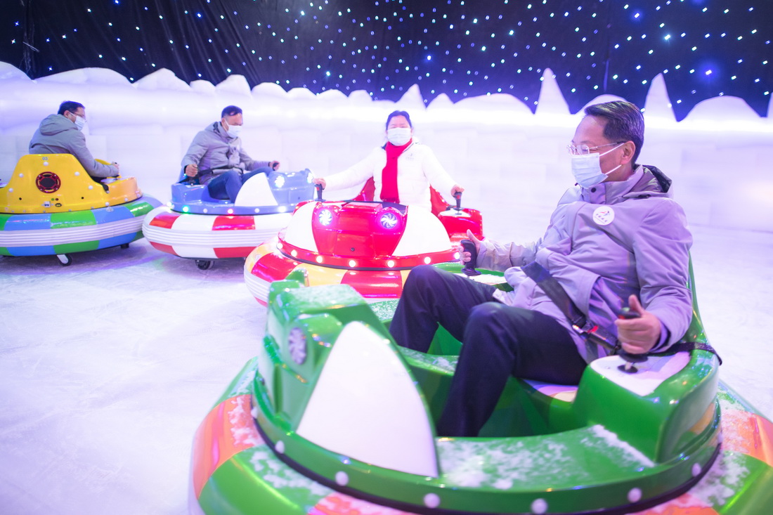12月21日，市民在冰雪藝術節現場體驗冰雪互動項目。