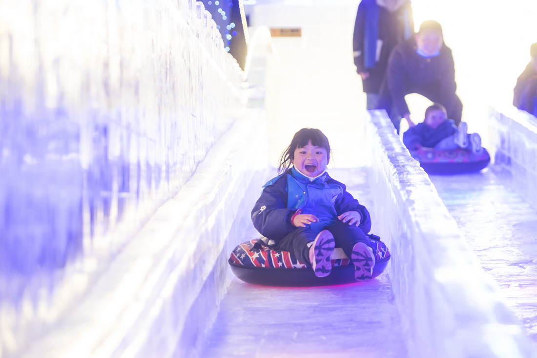 12月21日，小朋友在冰雪藝術節現場體驗冰雪互動項目。