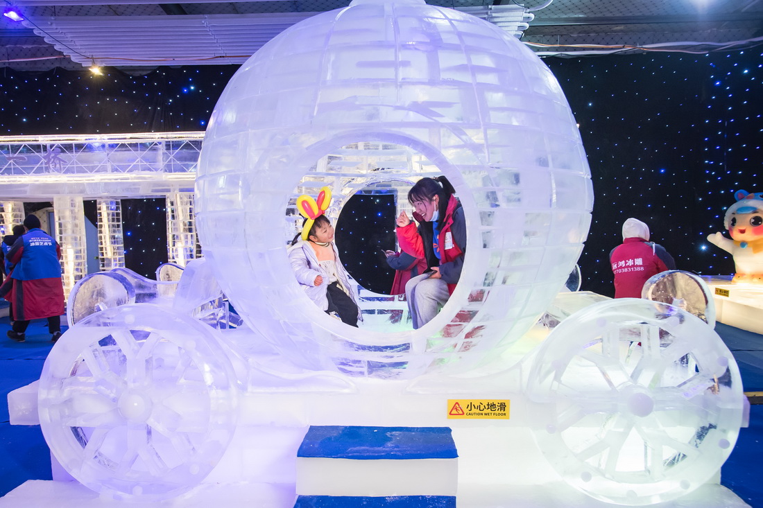 12月21日，小朋友在冰雪藝術節現場體驗冰雪互動項目。