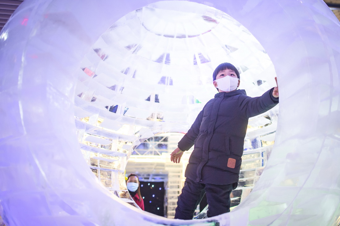 12月21日，小朋友在冰雪藝術節現場體驗冰雪互動項目。