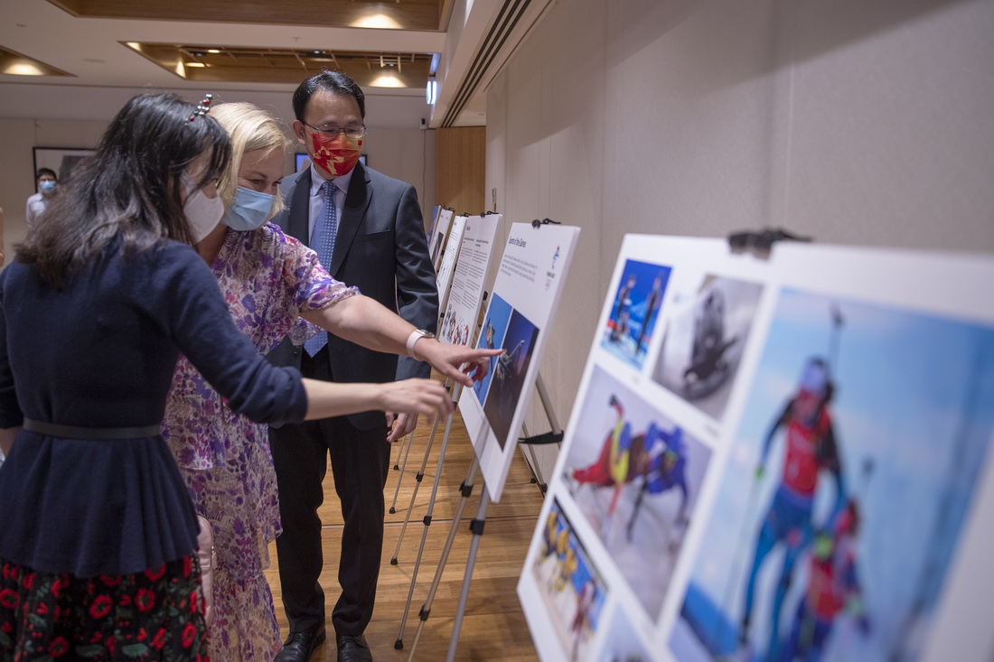 12月21日，悉尼中國文化中心主任兼中國駐悉尼旅游辦事處主任肖夏勇（右一）和嘉賓在澳大利亞悉尼中國文化中心參觀圖片展。