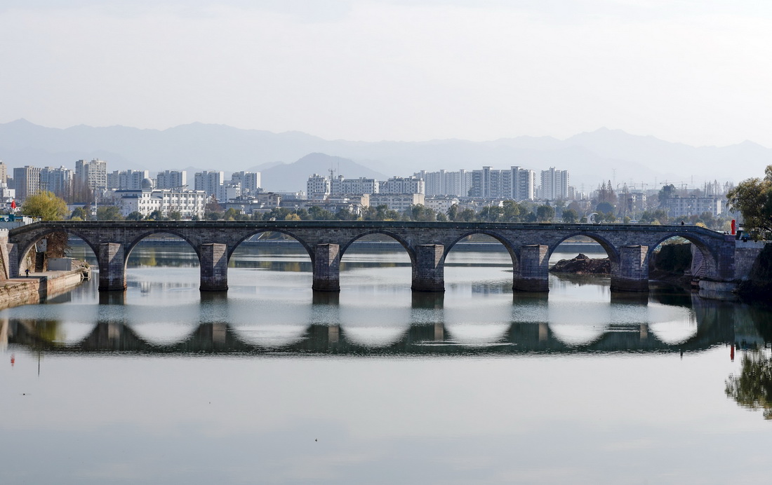 12月21日拍攝的完成修繕后的鎮海橋。新華社發（施亞磊 攝）