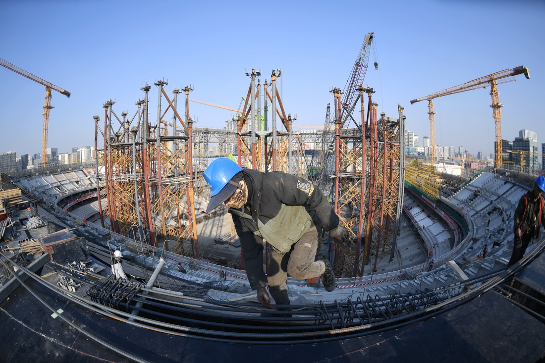 12月22日，施工人员在北京工人体育场施工作业。