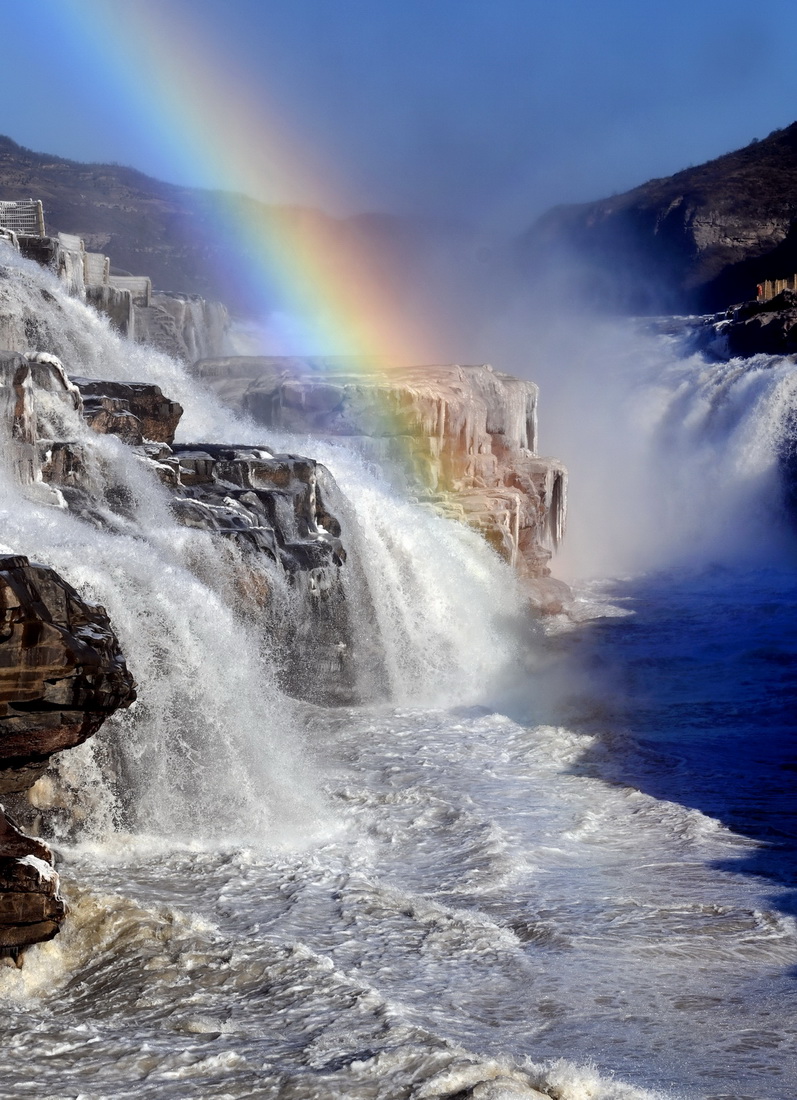 黃河壺口瀑布冰瀑與彩虹交相輝映（12月21日攝）。