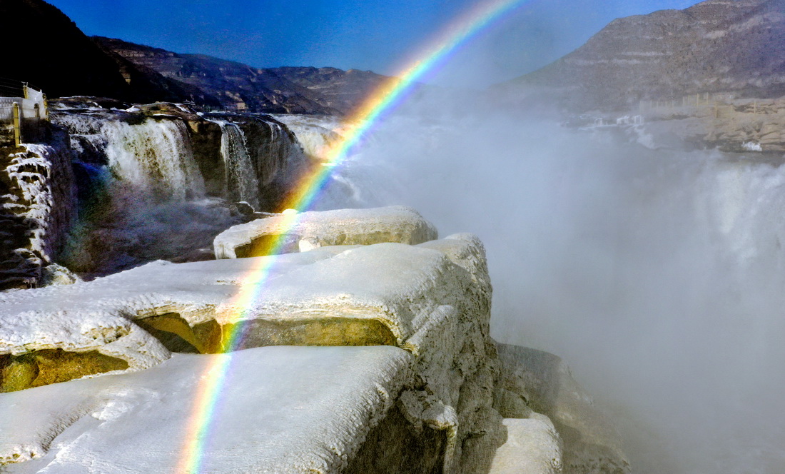 黃河壺口瀑布冰瀑與彩虹交相輝映（12月20日攝，無人機照片）。