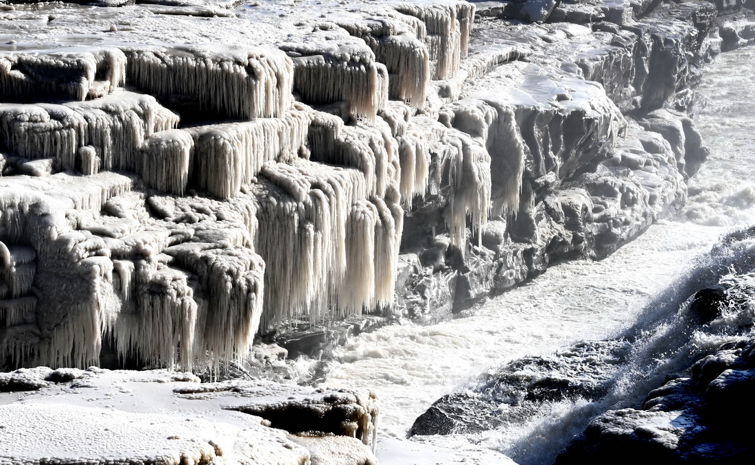 黃河壺口瀑布岸邊的冰柱（12月20日攝）。
