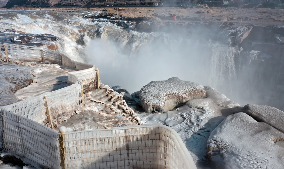 黃河壺口瀑布陝西岸邊的冰柱圍欄（12月21日攝，無人機照片）。