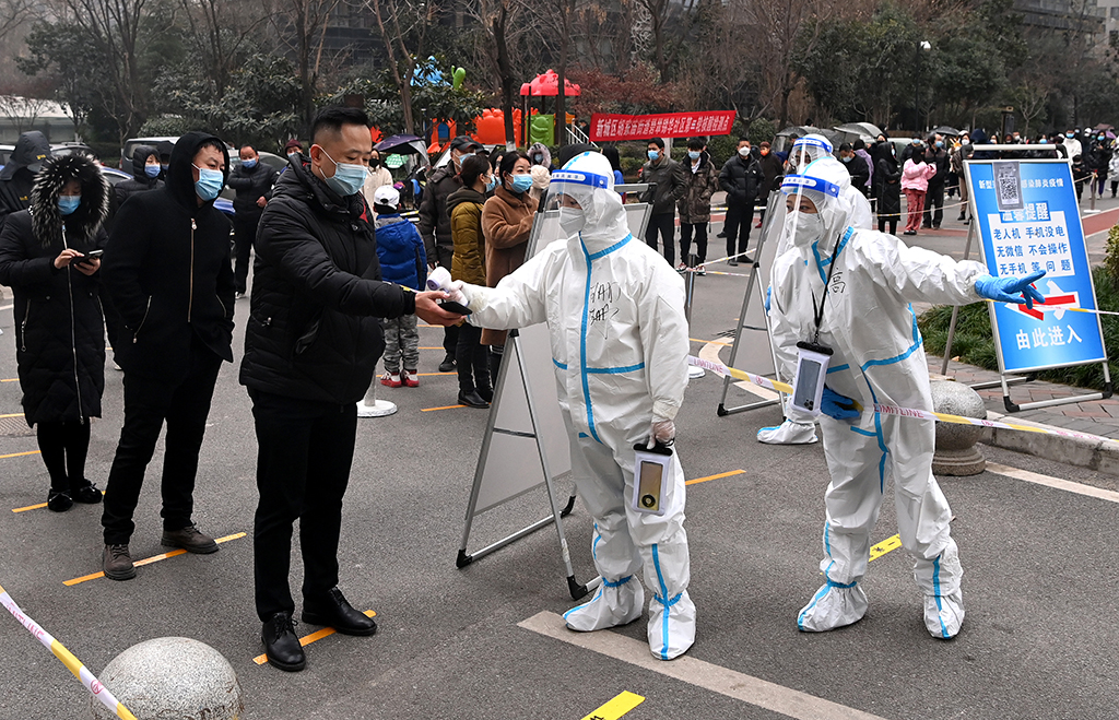 12月23日，西安市新城区一小区，住户排队接受新一轮核酸检测。新华社记者 刘潇 摄