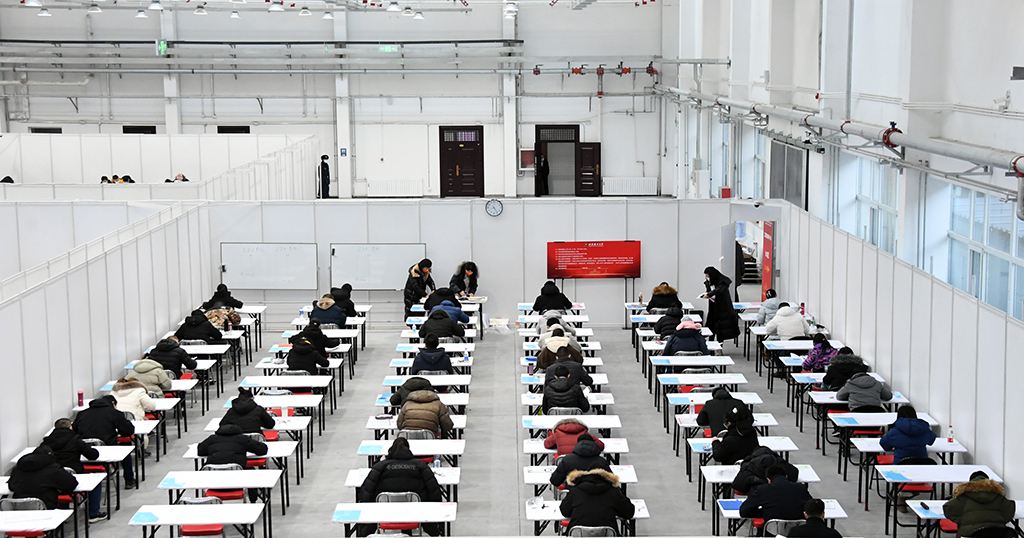 12月25日拍摄的北京理工大学考点工程训练中心考场。