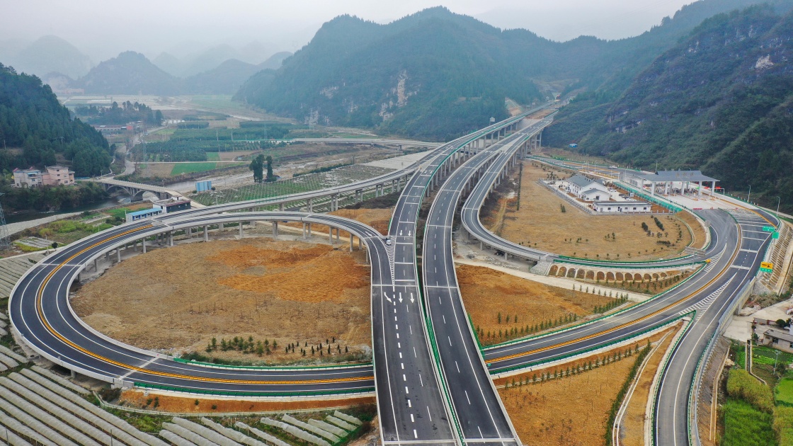 12月25日拍摄的贵州省江(口)玉(屏)高速公路鱼粮溪枢纽互通(无人机照片)。