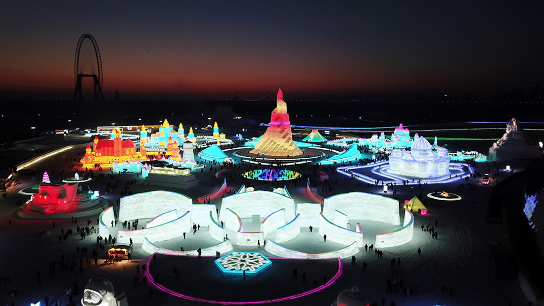 12月25日，游客在哈尔滨冰雪大世界园区游玩（无人机照片）。新华社记者 王建威 摄
