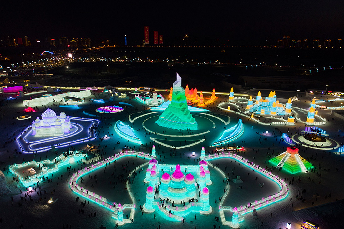 12月25日，游客在哈尔滨冰雪大世界园区游玩（无人机照片）。新华社记者 张涛 摄