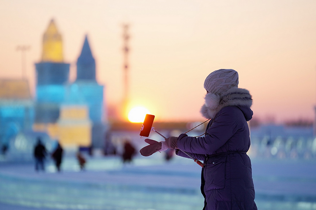 12月25日，游客在哈尔滨冰雪大世界园区游玩拍照。新华社记者 王建威 摄