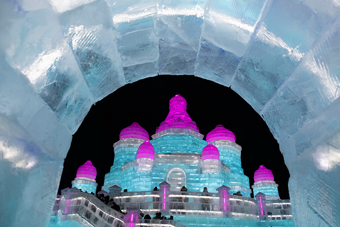 12月25日，游客在哈尔滨冰雪大世界园区游玩。新华社记者 张涛 摄