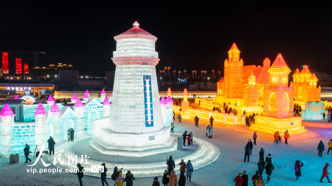 12月25日，游客在哈尔滨冰雪大世界园区游玩。