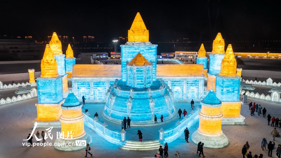 12月25日，游客在哈爾濱冰雪大世界園區游玩。