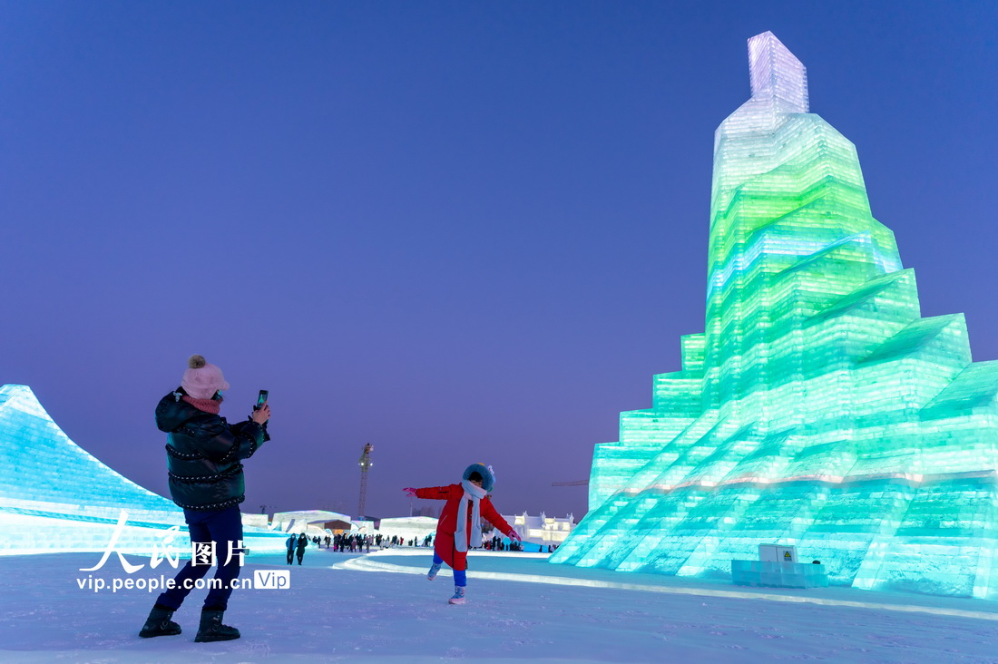 12月25日，游客在哈尔滨冰雪大世界园区游玩。