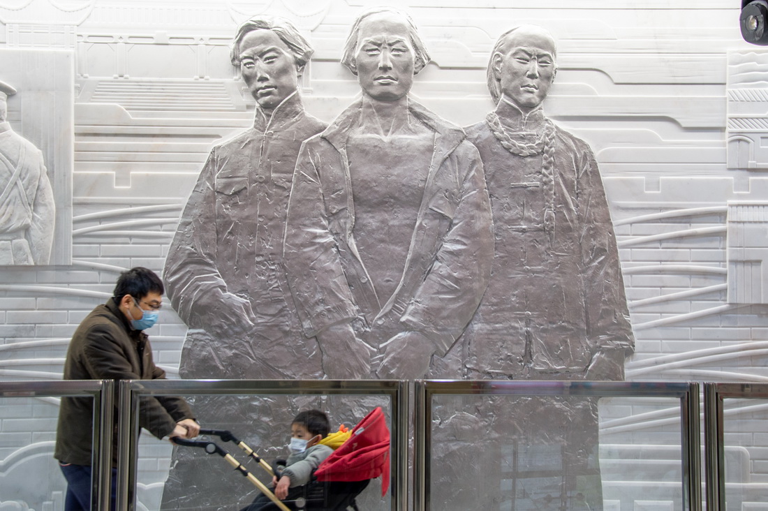 12月26日，乘客走過武漢軌道交通5號線彭劉楊站內的浮雕。